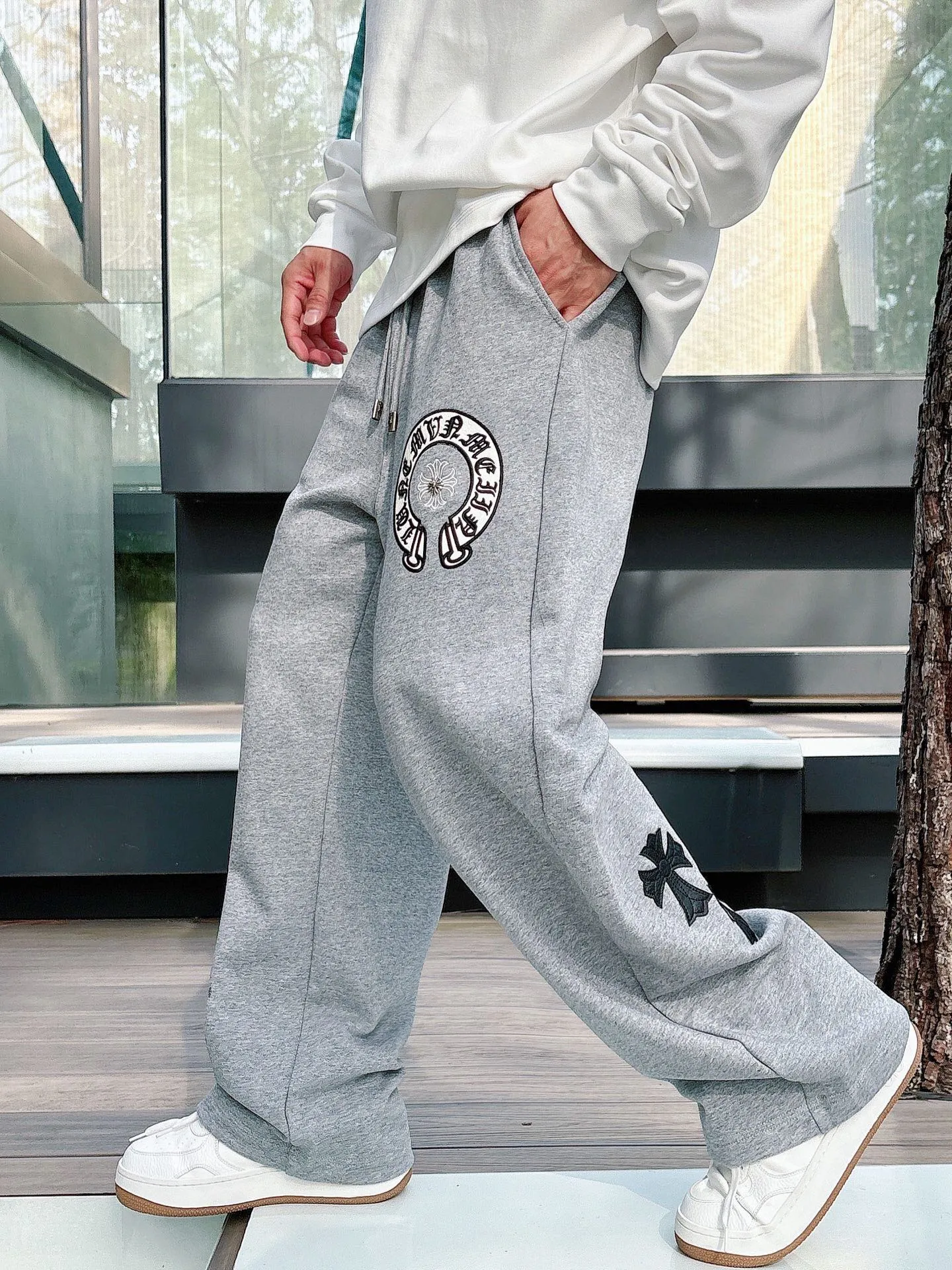 P486 ChromeHearts ChromeHearts terry pants. The pursuit of quality absolutely guarantees quality! The texture is clearly visible, the texture is soft, delicate and smooth, and the customized three-dimensional embroidery and leather craftsmanship are full of drape! The workmanship is fine and the shoulder lines are smooth. All imported chain machines are used to make the shoulder rolling strips. It has a certain thickness and is not made of cheap material but has a shiny feel that is comfortable and not tight on the upper body. It is the most avant-garde street item that can be easily matched by both men and women!  Color: black white Size: m-3xl Style number: 3750